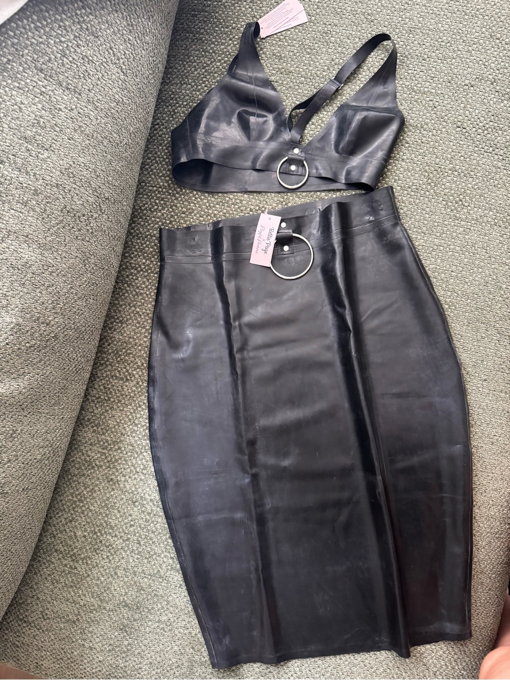 Bettie Page latex bralette and pencil skirt with ring detail - Picture 3 of 12